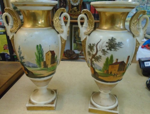 Paire de vases Empire en porcelaine de Paris anses en formes de cygnes