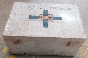 Coffre en bois "Réserve Médecin"