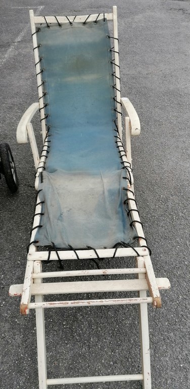 Ancien transat en bois avec assise en tissu