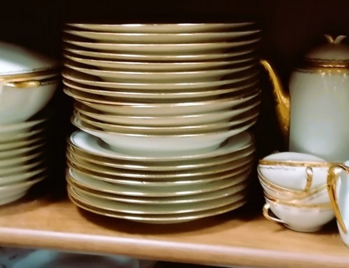 Service vaisselle en porcelaine blanche à bord doré
