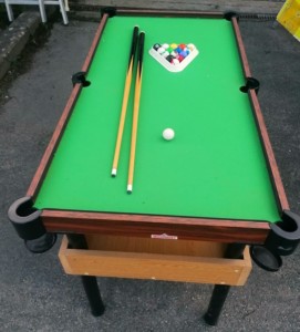 Petit billard de salon avec ses accessoires de jeu