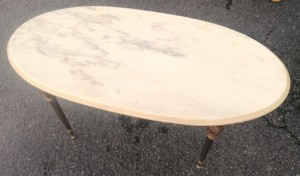 Table basse ovale en marbre et pieds laiton