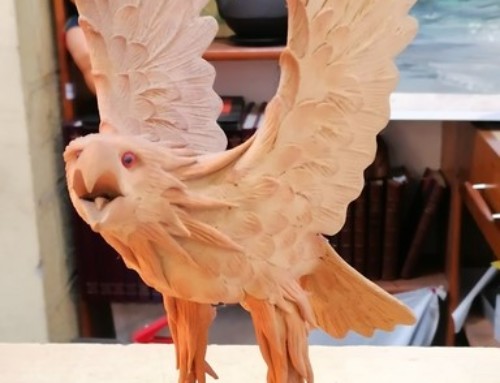 Sculpture d’aigle en bois
