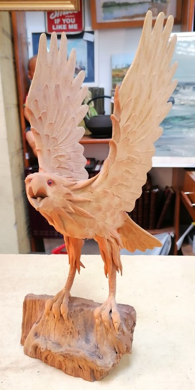 Sculpture d'aigle en bois
