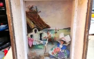 Cadre vitrine peinture avec déco poupée bretonne