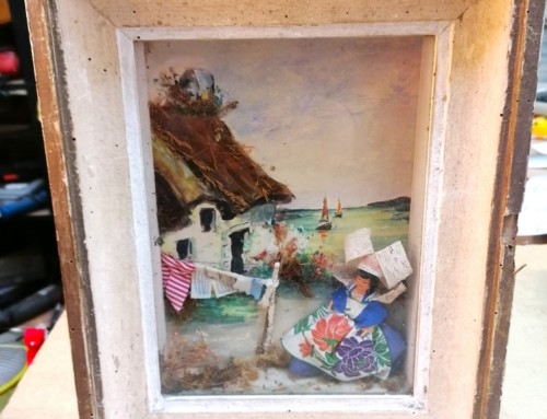 Cadre vitrine peinture avec déco poupée bretonne