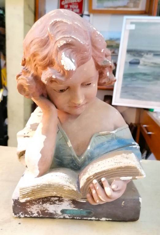 Buste en plâtre d'une enfant lisant une partition