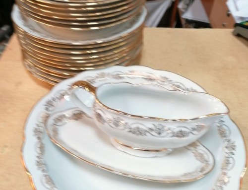Lot de vaisselle en porcelaine blanche avec liseret doré