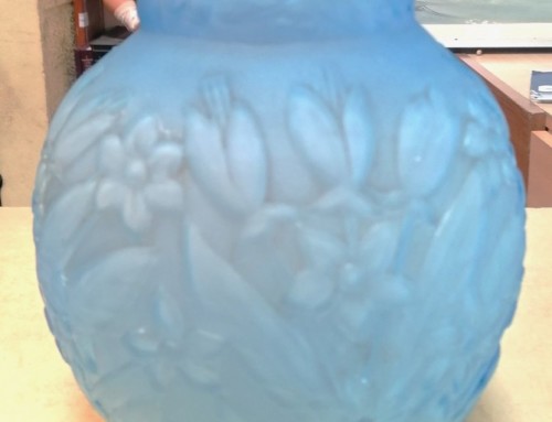 Vase boule Art-déco en verre bleu