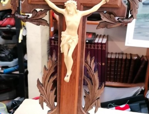 Crucifix en bois à poser