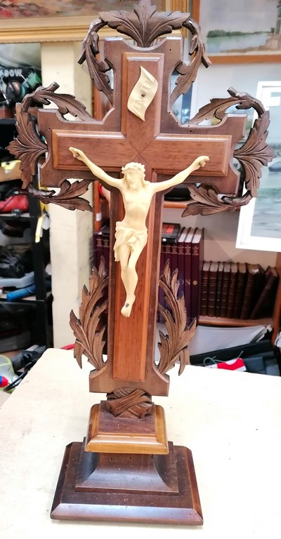 Crucifix en bois à poser