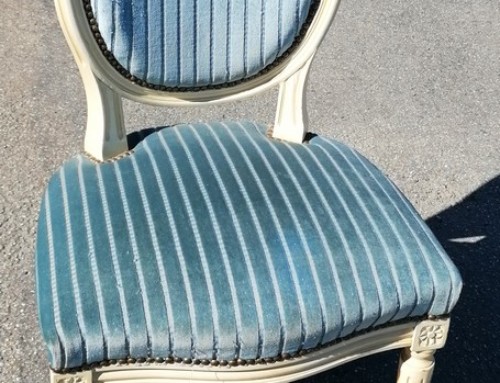 Chaise médaillon en tissu de velours bleu