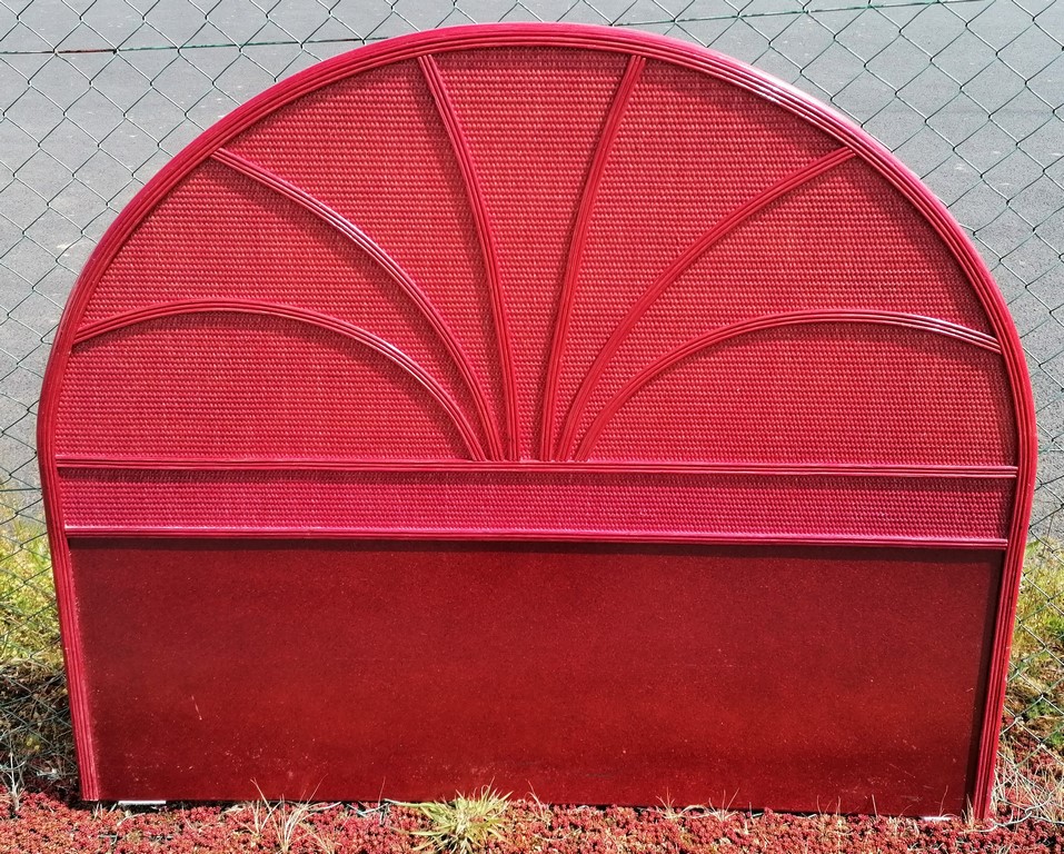 Tête de lit rouge en rotin