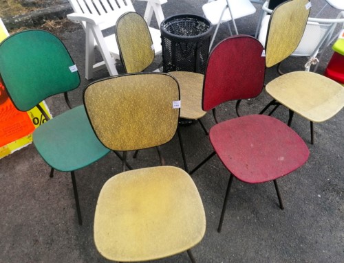 Chaises vintages de couleurs différentes