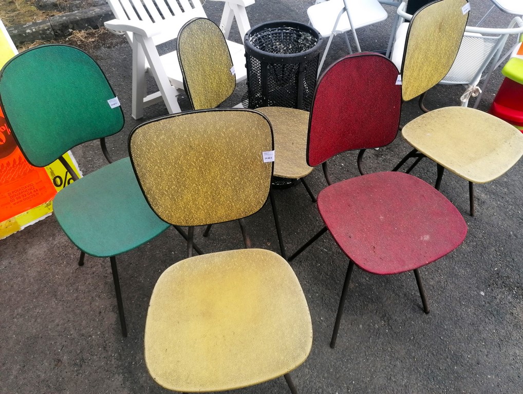 Chaises vintages de couleurs différentes