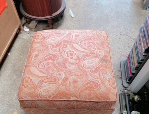 Grand pouf en tissu de tapisserie