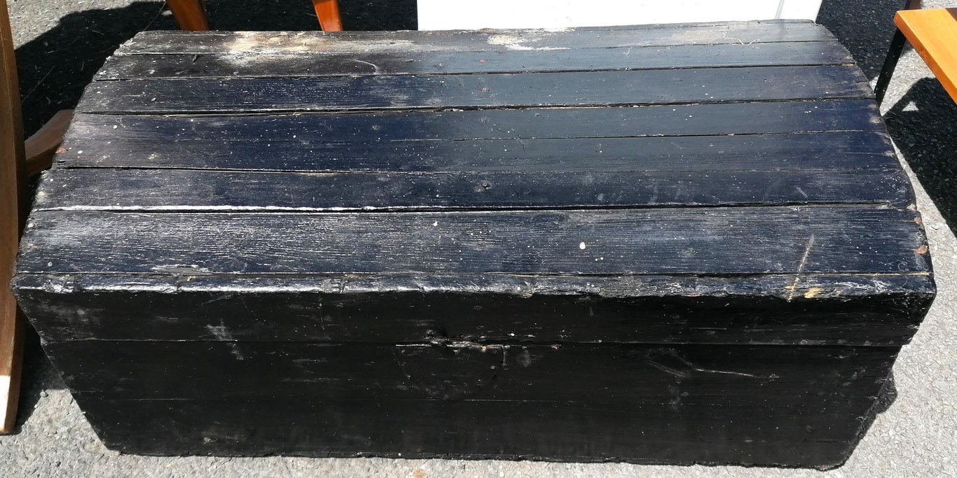 Malle noire en bois