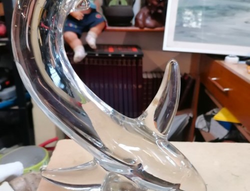 Sculpture de requin en verre