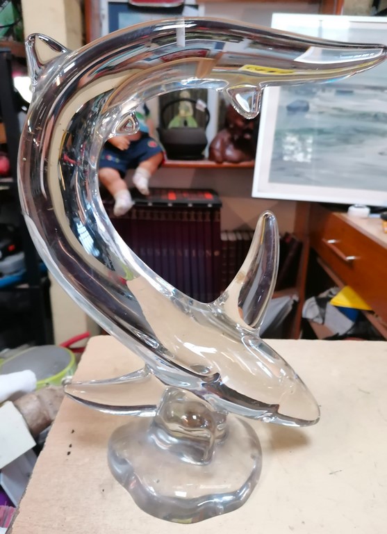 Sculpture de requin en verre