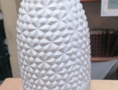 Lampe blanche translucide en forme de bouteille