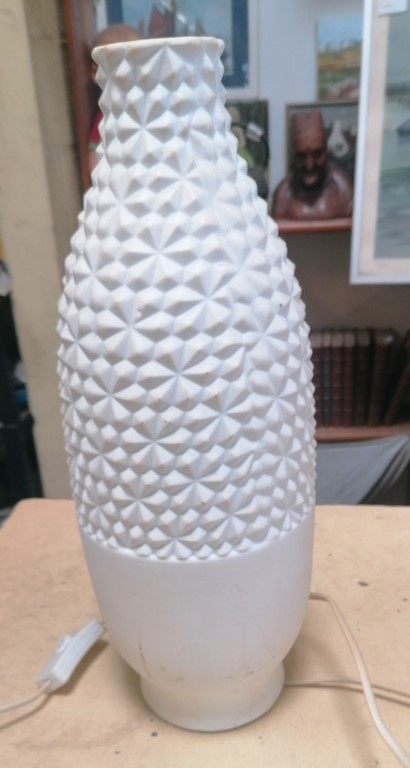 Lampe blanche translucide en forme de bouteille