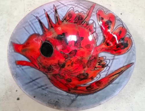 Plat creux en céramique à décors de poisson signé VENCE