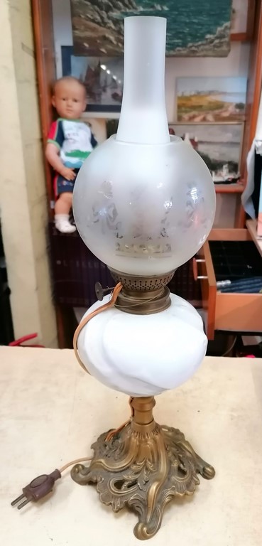 Lampe à pétrole électrifiée