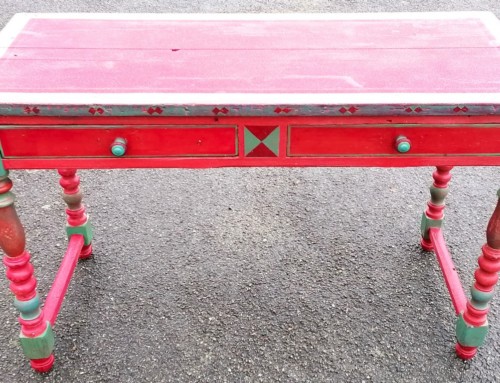 Table console exotique peinte en rouge et bleu