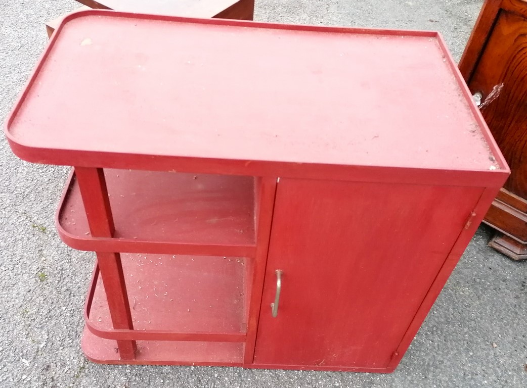 Petit meuble de chambre rouge avec portes latérales