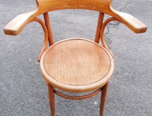 Fauteuil vintage en bois courbé de la marque FISCHEL