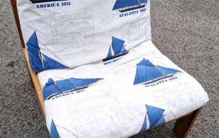 Fauteuil en bois et tissu à motif de bateaux