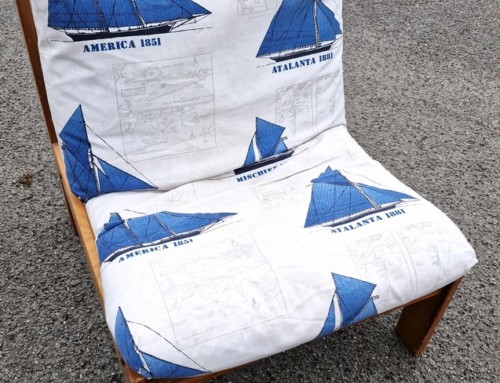 Fauteuil en bois et tissu à motif de bateaux