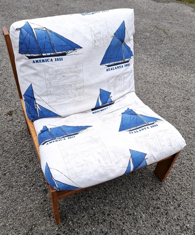 Fauteuil en bois et tissu à motif de bateaux