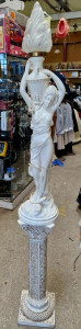 Lampe sur colonne de femme au flambeau