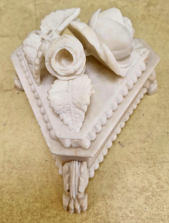 Bonbonnière en albâtre sculpté