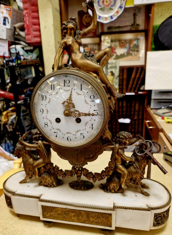 Pendule XIXème en marbre et régule