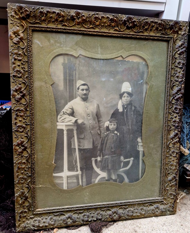 Cadre ancien avec photo de bretons