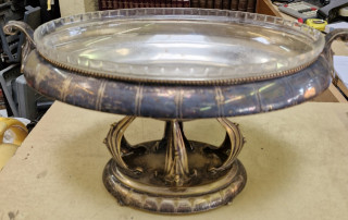 Centre de table en métal argenté et verre