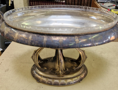 Centre de table en métal argenté et verre