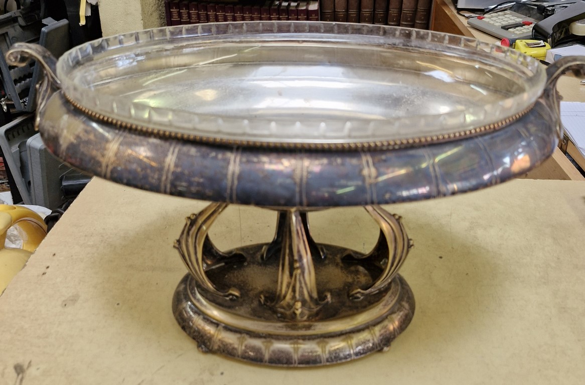 Centre de table en métal argenté et verre
