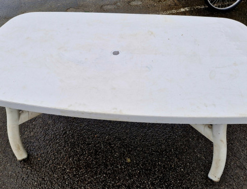 Table de jardin en résine