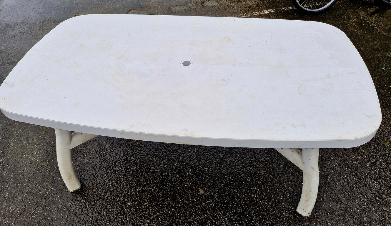Table de jardin en résine