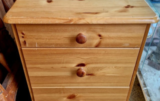 Petit meuble en pin à tiroirs