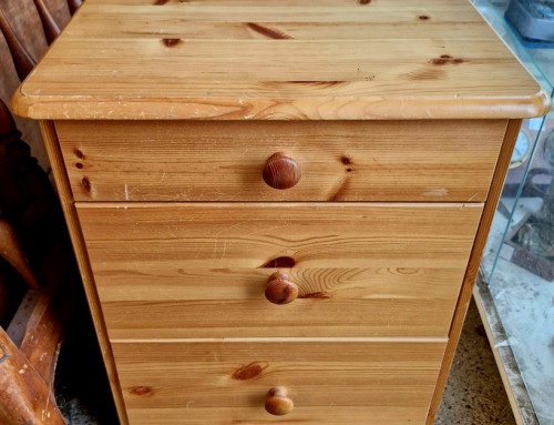 Petit meuble en pin à tiroirs