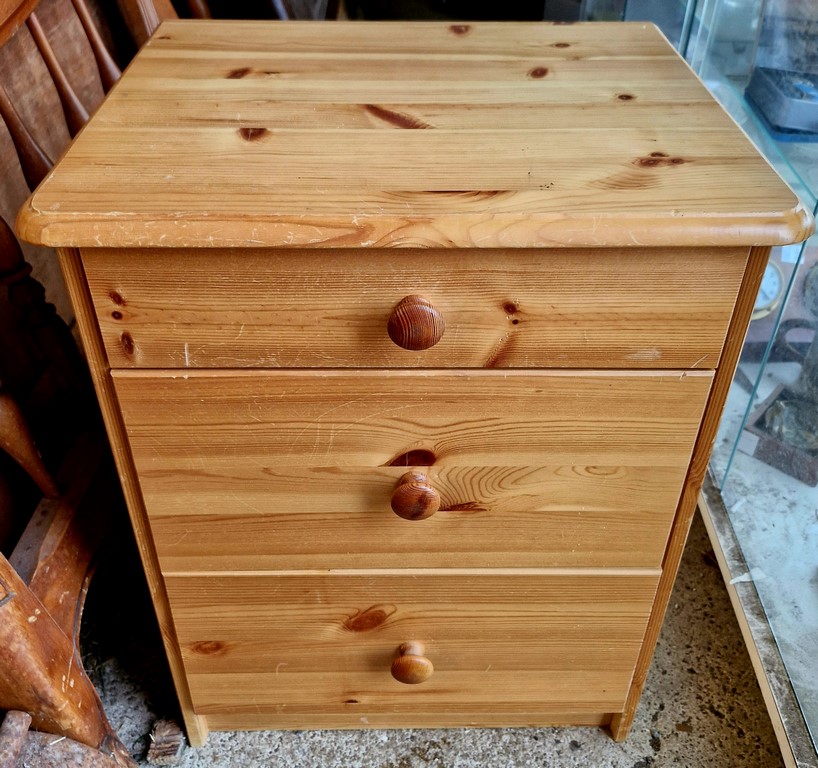 Petit meuble en pin à tiroirs