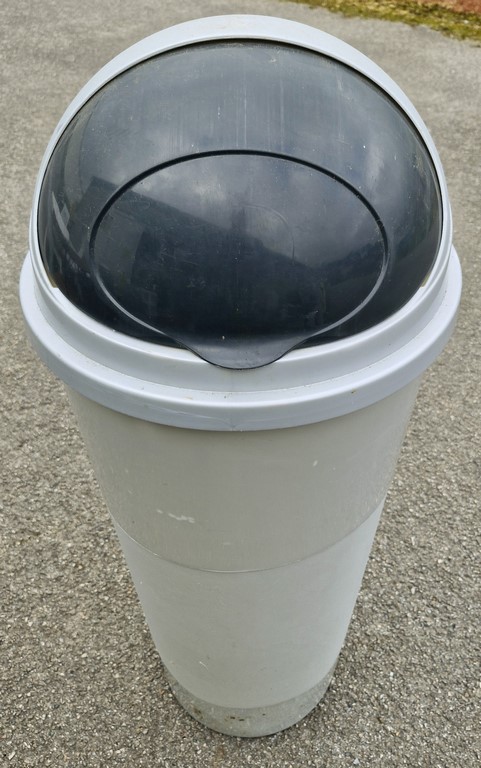 Grande poubelle en plastique