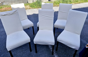 Ensemble de 6 chaises recouvertes de housses blanches