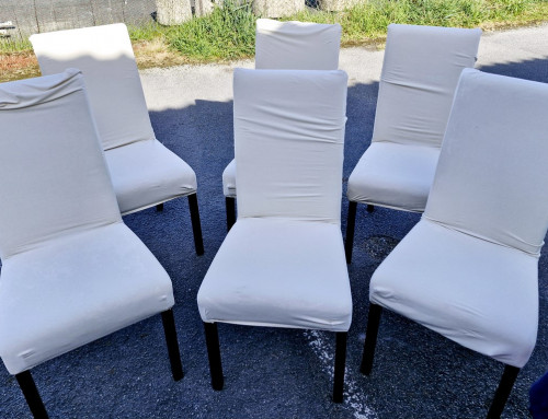 Ensemble de 6 chaises recouvertes de housses blanches