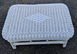 Table basse de jardin en rotin blanc