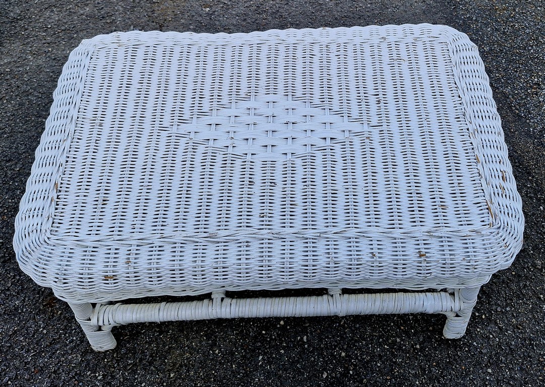 Table basse de jardin en rotin blanc